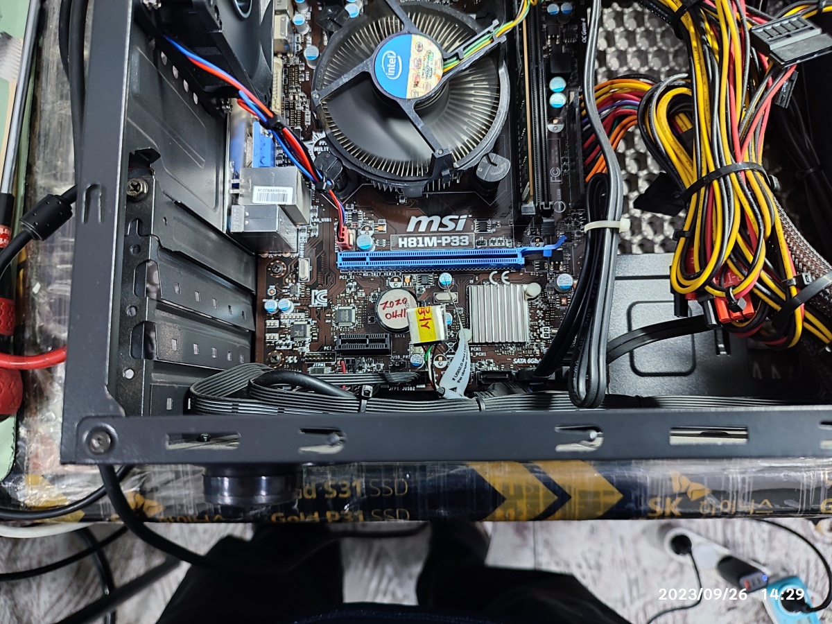 전면 USB 3.0 케이블도 사용 안 함 스티커를 붙여서 메인보드에 연결하지 못하도록 했습니다.