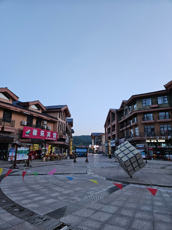 불빛 있는 몇몇만 문을 열었을 뿐