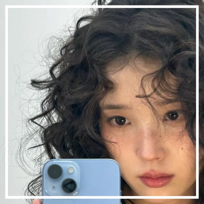 아이유 히피펌 주근깨 메이크업