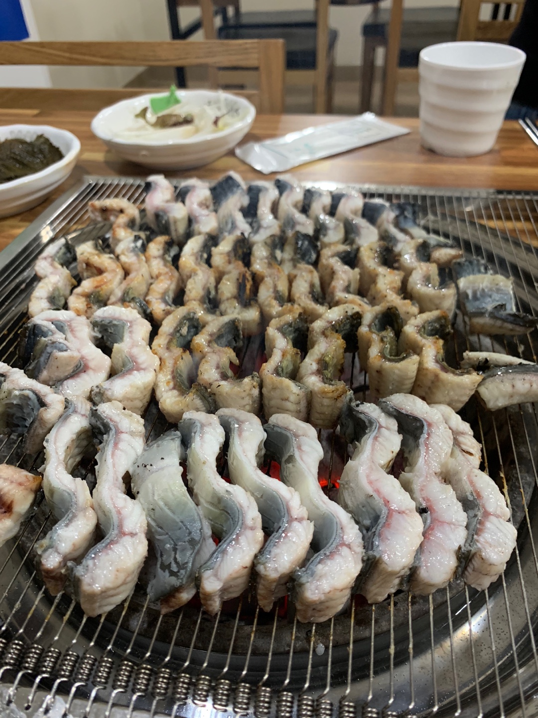 갈매기 날아가는 모양의 장어구이