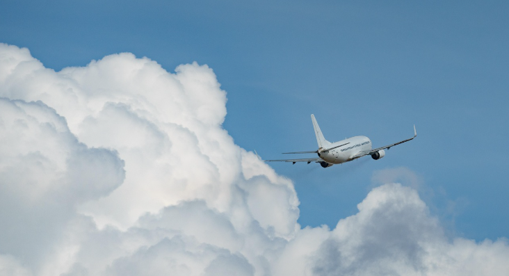 하늘에 비행기 나는 사진