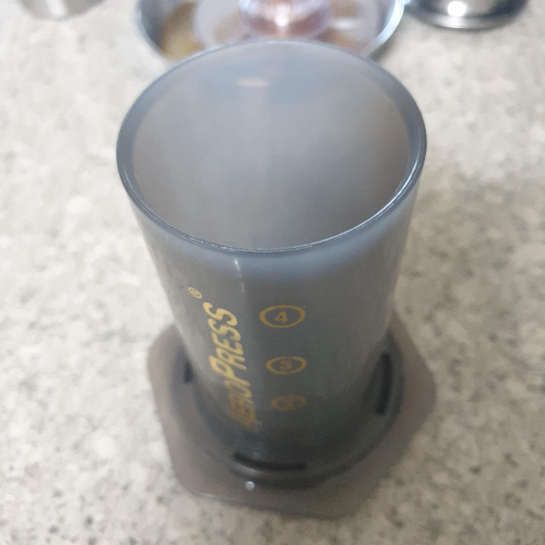 에어로프레스 순방향으로 놓은 모습 숫자 4가 위에 보인다.