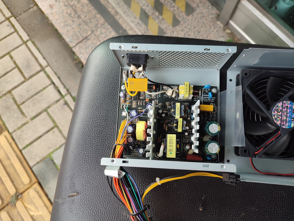 파워서플라이 내부의 먼지는 실외에서 털어냈습니다.