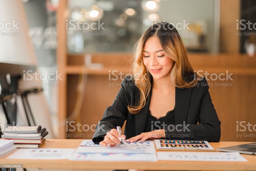 가계부를 작성하고 있는 것 같은 여자 사진