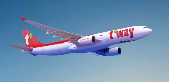 에어버스사가 만든중대형 기체 A330-300, 대한민국 항공사 티웨이항공 도색을 한 기체가 하늘을 날고 있다