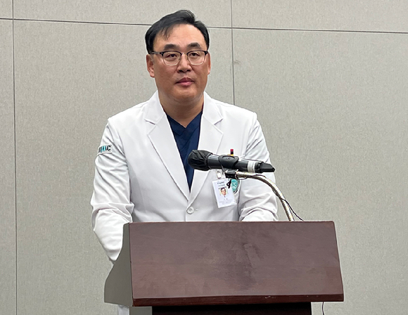 지난 29일 서울 강서구 마곡동 이대서울병원 오혜숙홀에서 주웅 이대서울병원장이 무안 제주항공 참사 생존 승무원의 건강 상태 관련 브리핑을 하고 있다. [사진=연합뉴스]