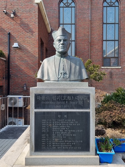 제주 서문성당에 있는 하롤드 헨리 대주교 흉상