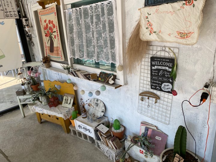 상송식당-내부-바닥-인테리어