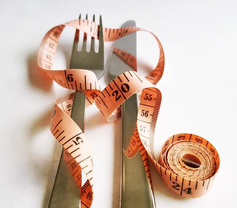 줄자와-포크-나이프