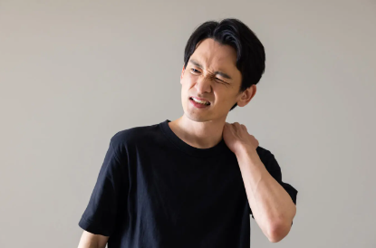 어깨가 결리는 남성