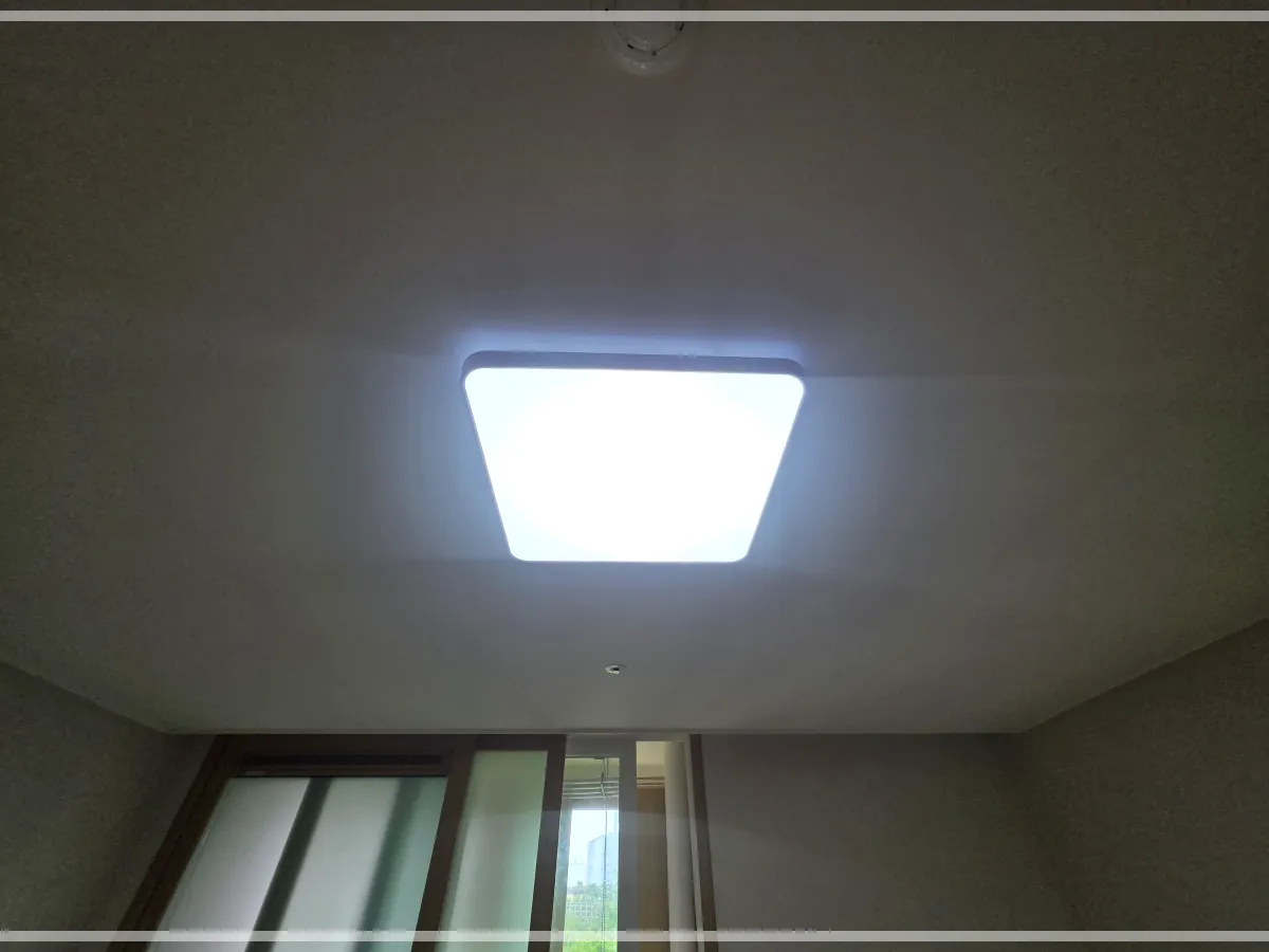 안방-LED-전등-셀프-교체하고-불-켠-모습