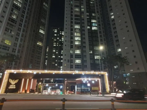 성복역 롯데캐슬 골드타운 아파트 외관 전경, 고급스러운 디자인과 조경이 돋보이는 주거 단지