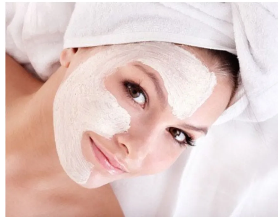 주름관리를 위해 마스크팩 바른 여성사진