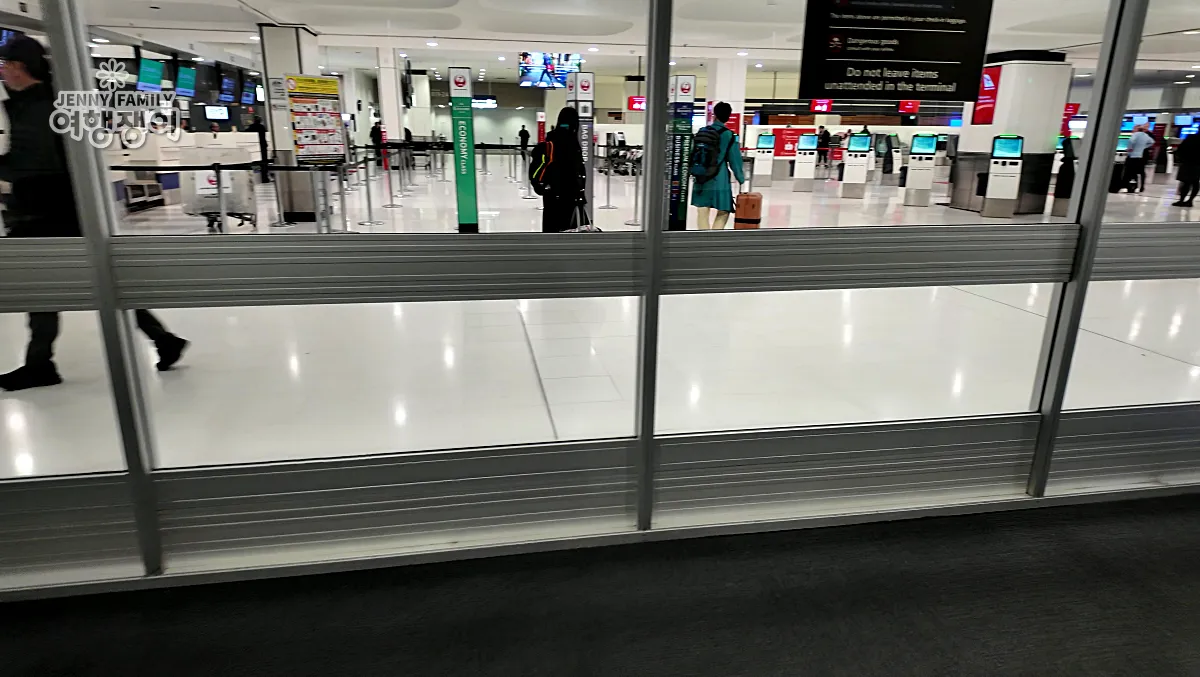 시드니 공항 이코노미 체크인 카운터 전경 ❘ Sydney Airport Economy Check-in Counter Area