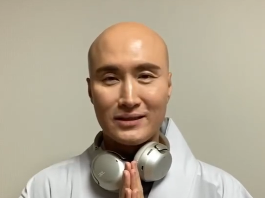 뉴진 스님, 윤성호: 방송사 코미디언에서 불교 디제이까지