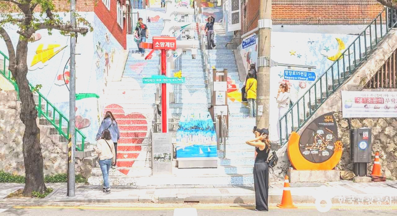 동대신동2가 골목길 끝에서 소망계단 입구와 안내판이 보이는 모습. [ⓒ한국관광 콘텐츠랩]