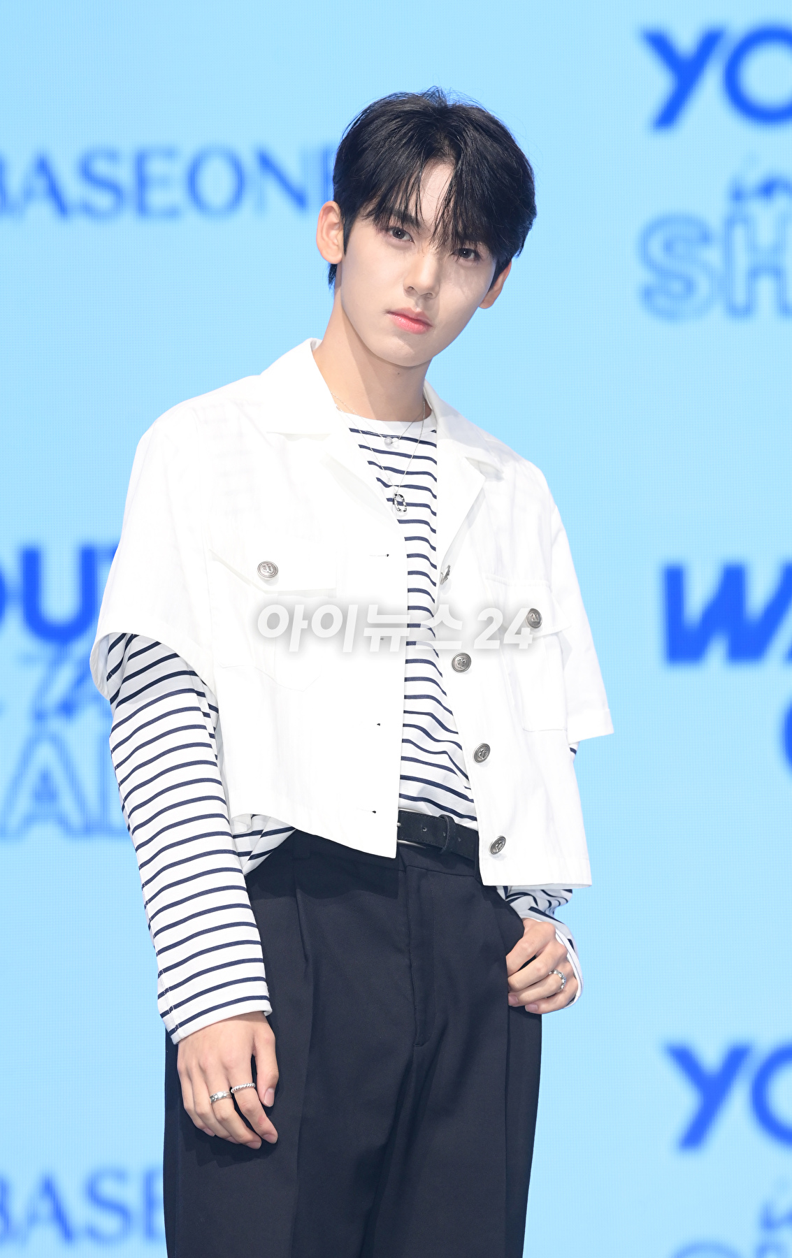 그룹 제로베이스원 한유진이 10일 오후 서울 광진구 광장동 예스24라이브홀에서 열린 제로베이스원(ZEROBASEONE) 데뷔 쇼케이스에서 멋진 무대를 선보이고 있다. [사진=정소희 기자]