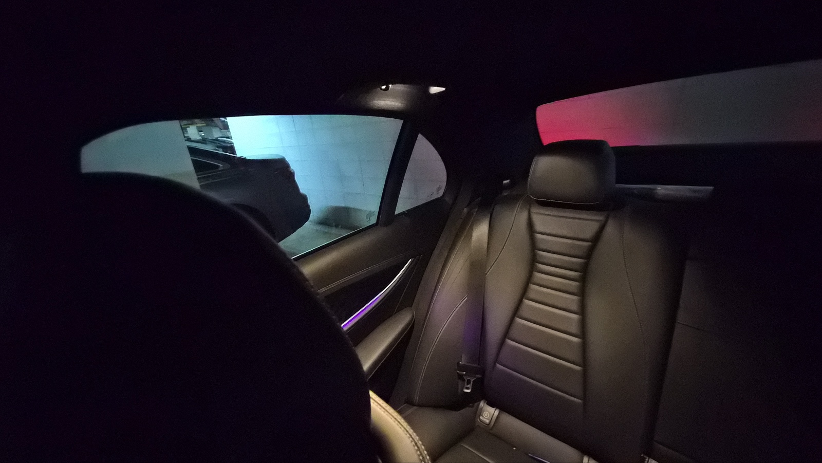 벤츠 E클래스 뒷좌석 실내등 켜진 모습, 뒷좌석 공간 밝게 비춰주는 LED”