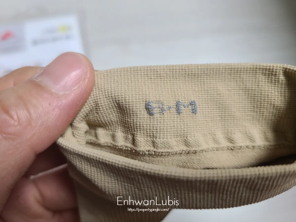 회색글자로-종아리압박밴드-안쪽면에-S-M이라고-적힌