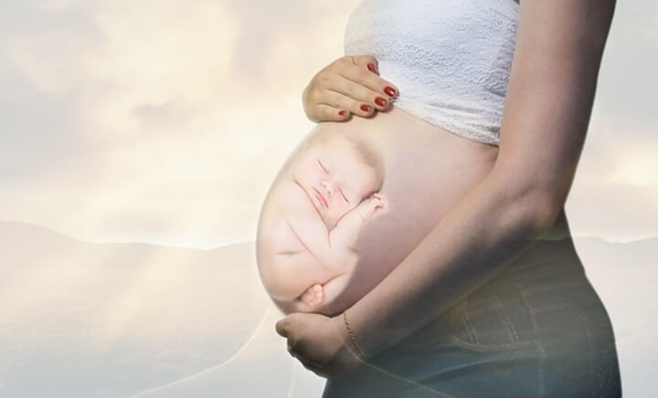 뱃속에-자고있는-아이의-모습이-투영된-임신한-배를-잡고있는-여성