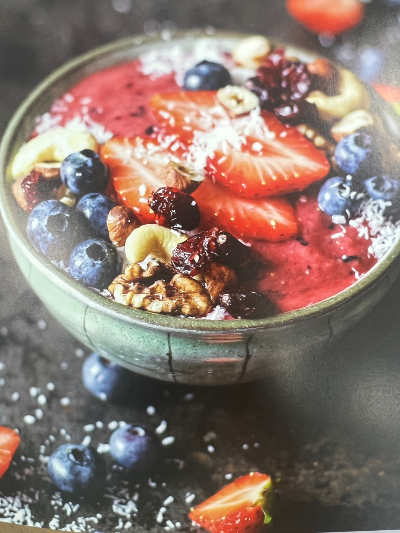 스무디볼 안에 블루베리, 딸기, 견과류 등 각종 토핑이 얹어져있다.