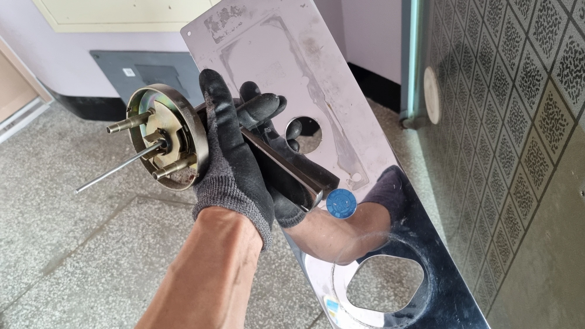 현관문 손잡이 뗀 모습