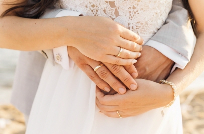 백허그하고-아랫배-손잡은-남녀