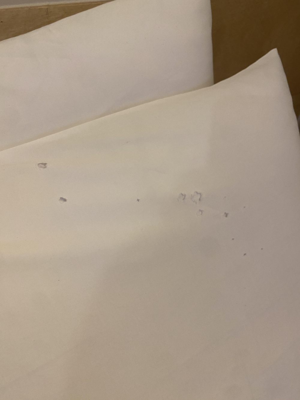 구멍뚫린 베개커버