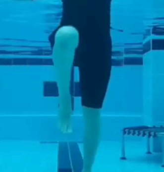 수중 발목 운동 이미지사진