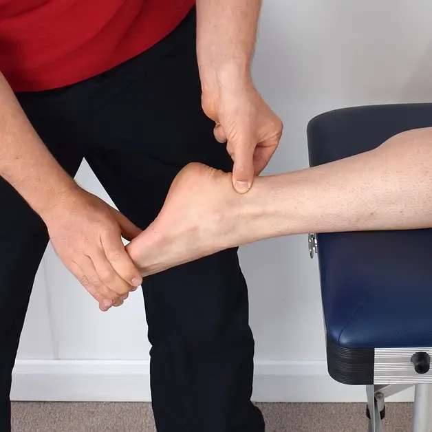 발목을 치료하는 사진