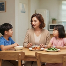 저녁 식탁에서 온 가족이 이야기 나누는 장면