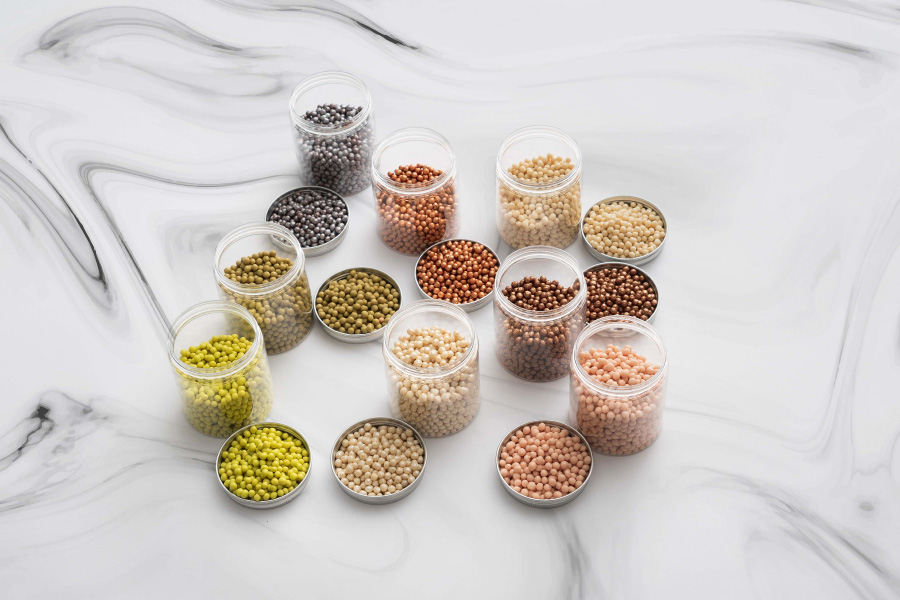 야생에서 채취를 한 완두통, 병아리콩, 렌틸콩, 검은콩 등을 10여가지 동그란 그릇에 각각 담아두고 찍은 사진