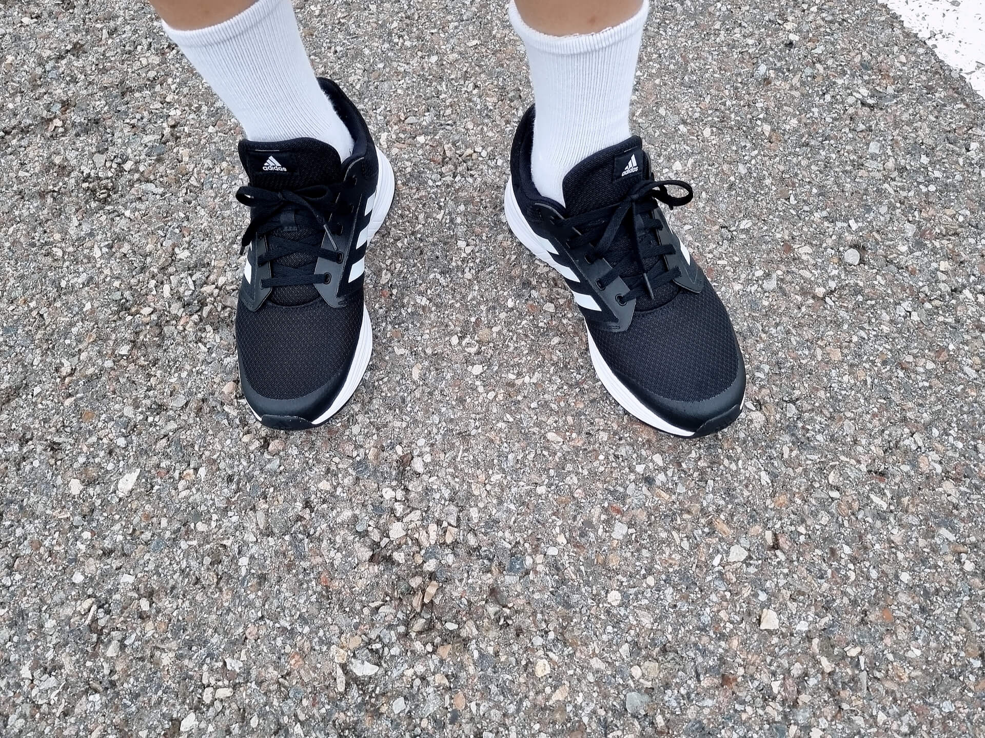 운동화 착용 사진