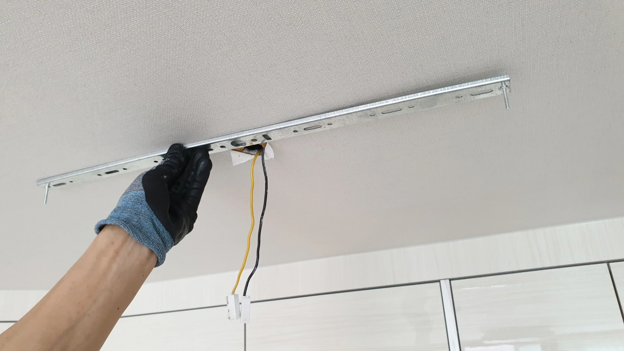 전등 브래킷 설치 모습