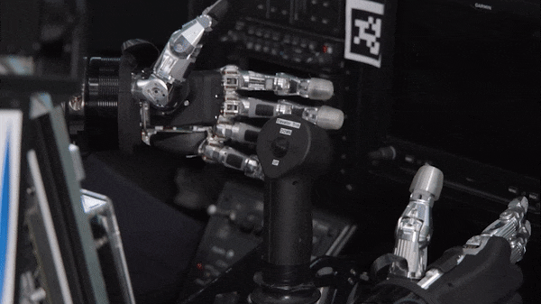 파이봇이 능숙하게 비행기 조종간을 조작하고 있다