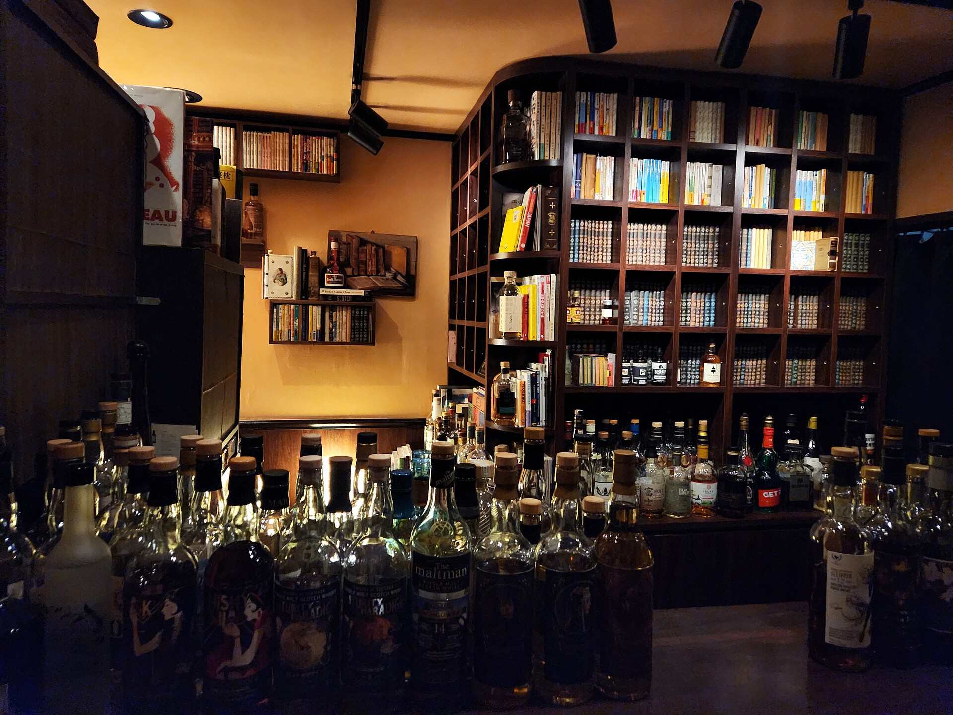 바 북쉘프(Bar Bookshelff) 내부