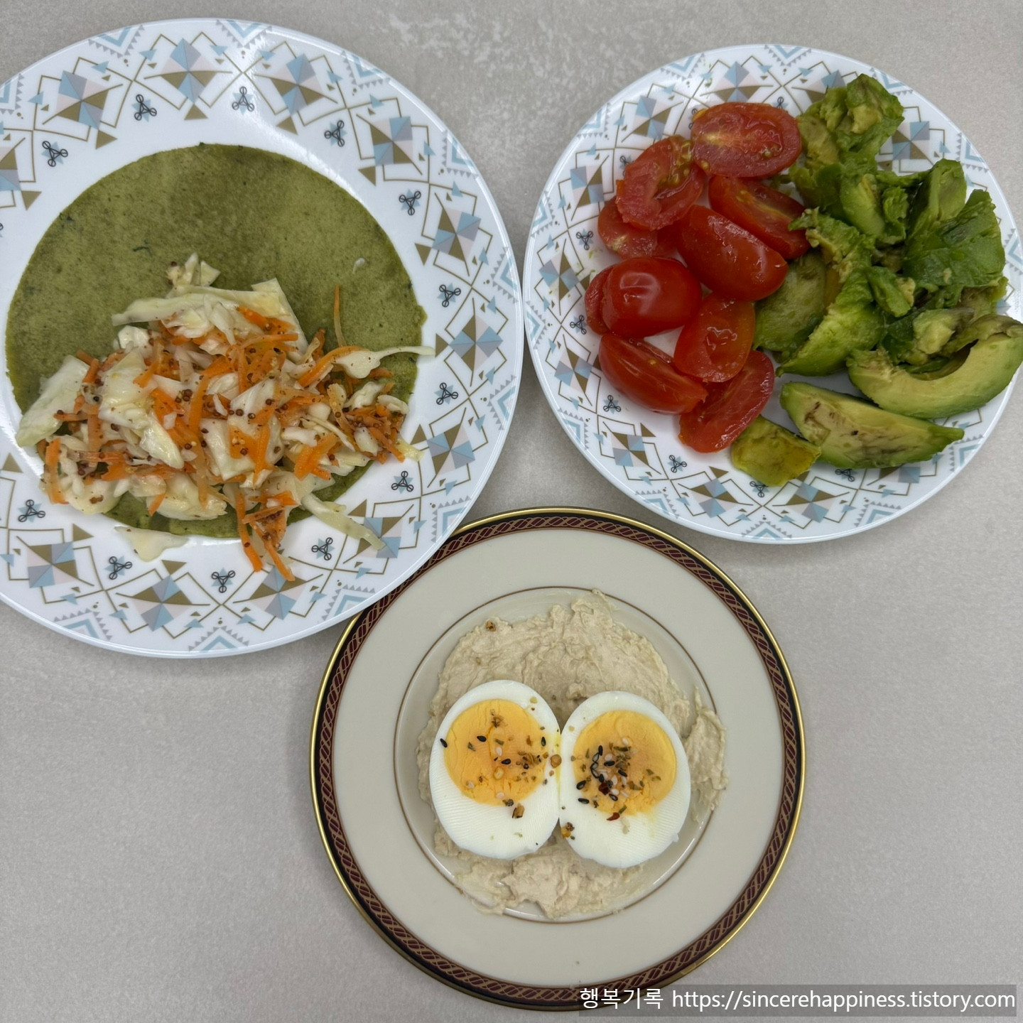 두부 또띠아, 당근 라페, 아보카도를 곁들인 건강식 플레이팅