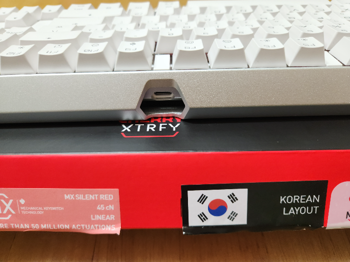 PC와 케이블로 연결 가능하도록 키보드 후면에 케이블 단자가 있는 모습