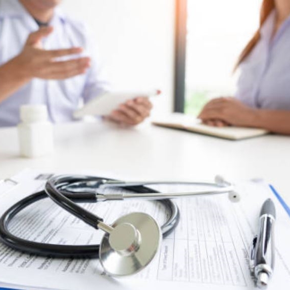 의사와-환자가-대화하는-사진