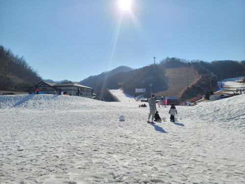 리조트입구에서-바라본-스키슬로프