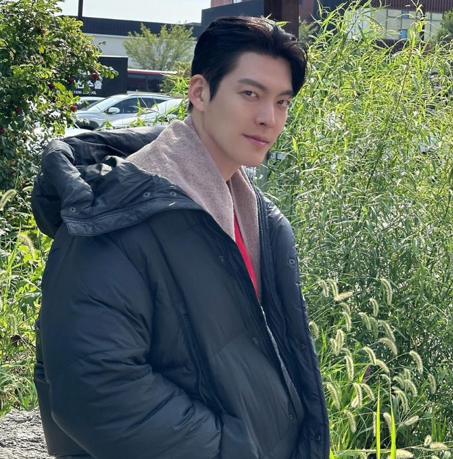 김우빈 프로필 작품활동 연애 신민아 결혼 투병 결별 드라마 영화 넥플릭스