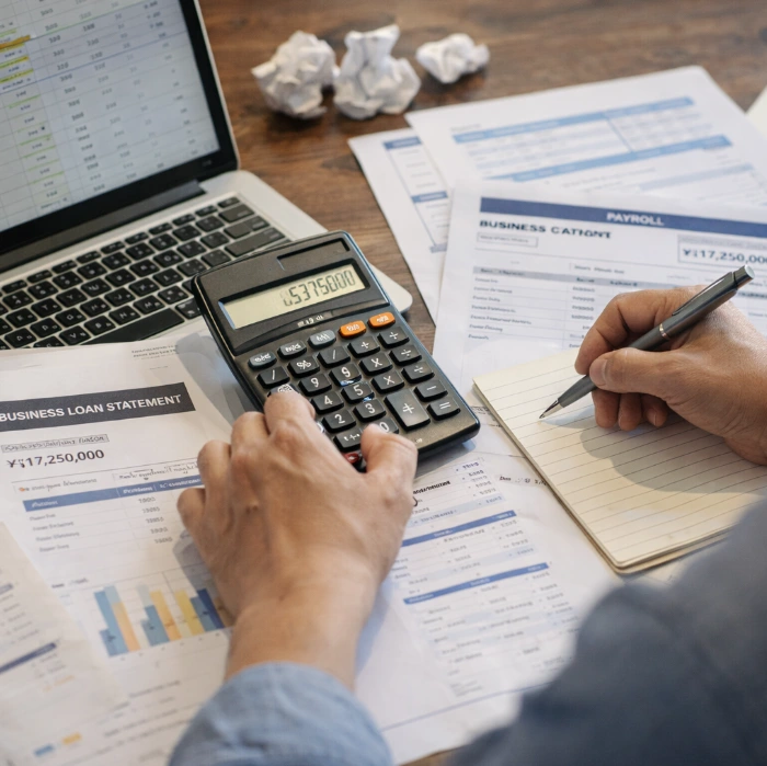 소상공인 정책자금 신청을 앞두고 대출 한도와 재무자료를 계산하며 부담을 느끼는 중년 자영업자 모습
