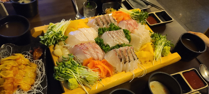 분당맛집 므금역맛집 물고기자리 숙성회 회맛집 무한리필 내부 일본식분위기 자리세팅 활멍게 소주 1인당 38,000원