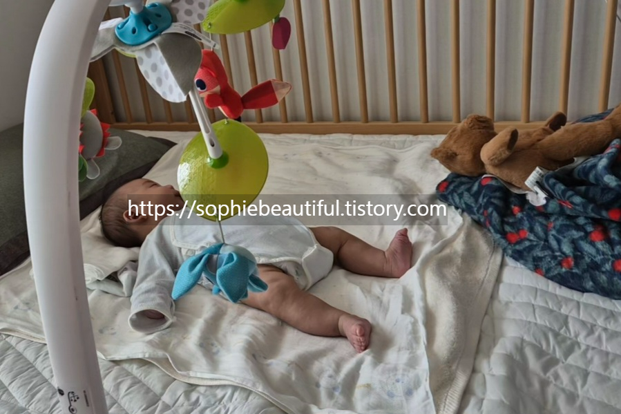 타이니-모빌-보는-아기