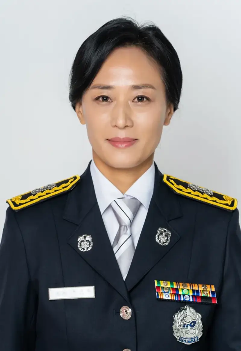 흰색을 배경으로 태원소방서 정복을 입고 있는 소방서 옆 경찰서 그리고 국과수의 독고순