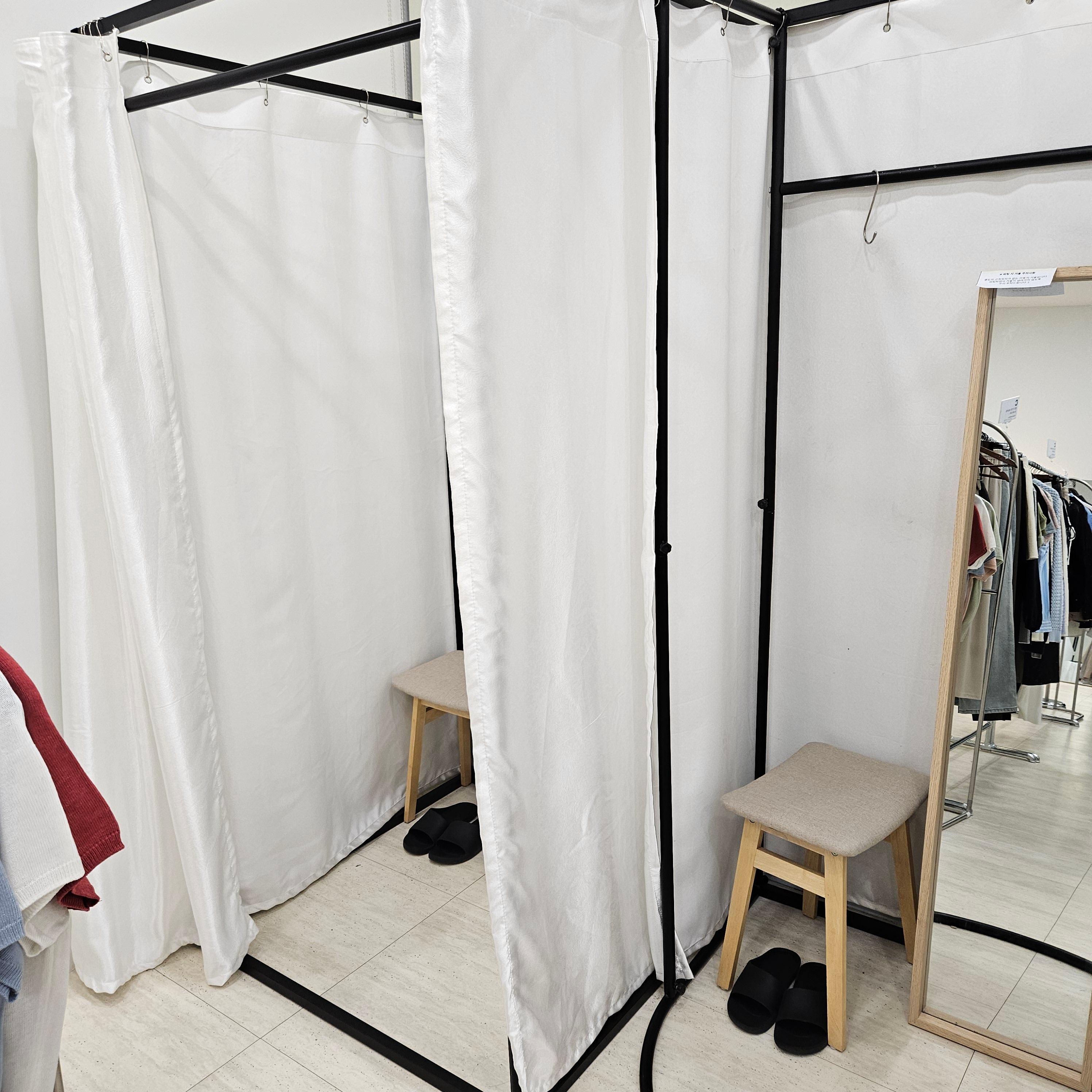 간의 피팅룸 사진