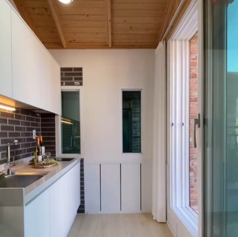 2층에 있는 공간의 주방 간단한 음식들을 즐길수 있는 공간으로 되어 있어요