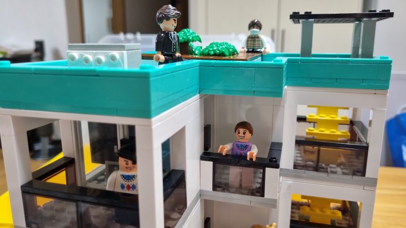 5층 건물과 사람