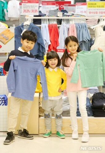 신학기를-맞이하여-새옷을-사고-즐거워하는-삼남매