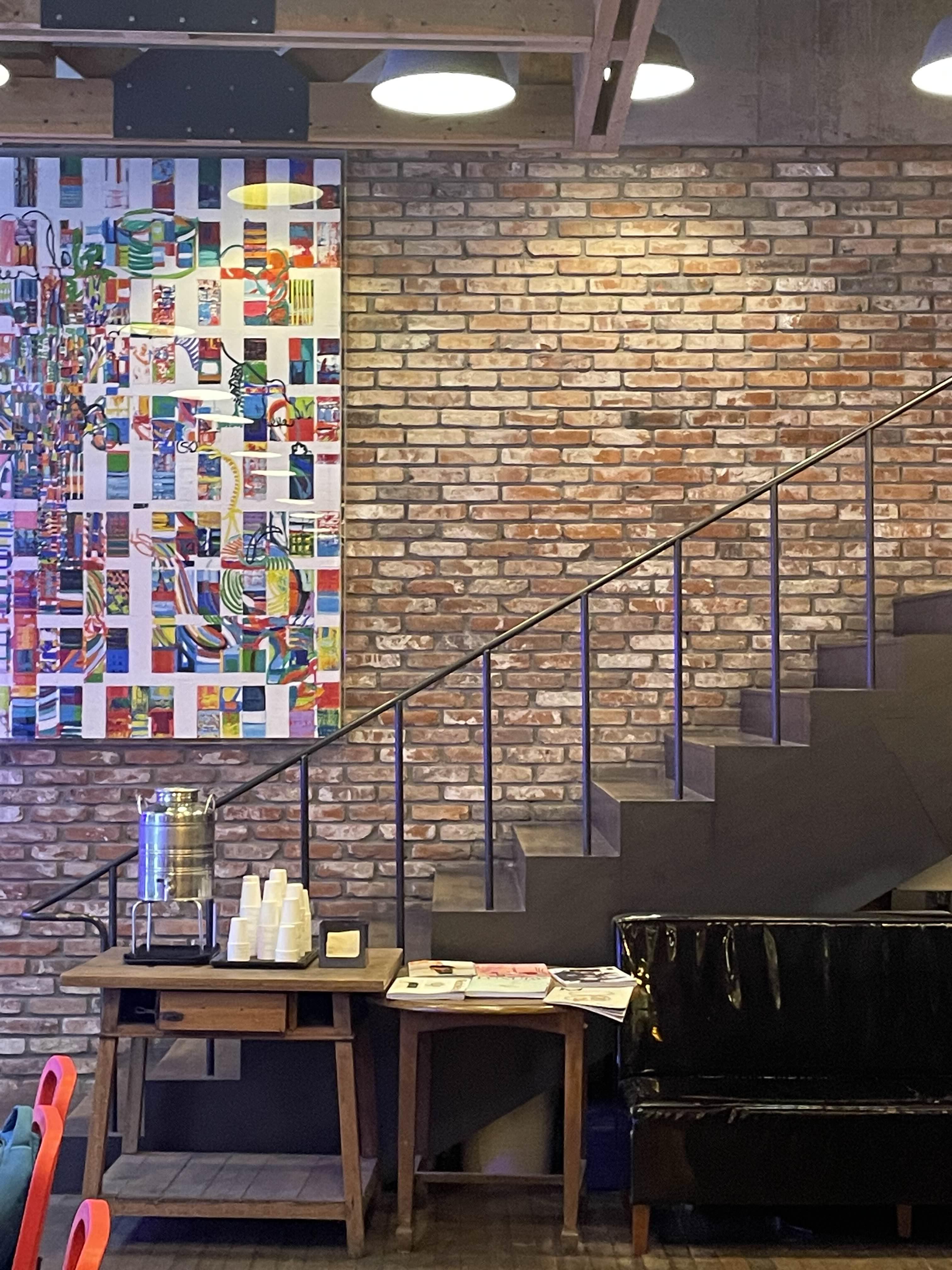 화려한 그림과 벽돌, 2층으로 올라가는 계단